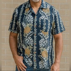 Tommy Bahama Men’s Silk Pineapple Print Short Sleeve Button Down in Blue